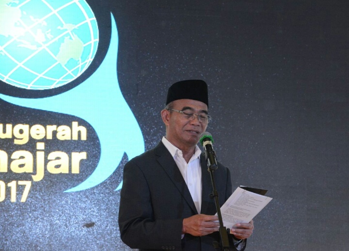 Mendikbud RI Berikan Penghargaan Kepada Gubernur Jawa Barat Pada Malam Anugerah Kihajar 2017