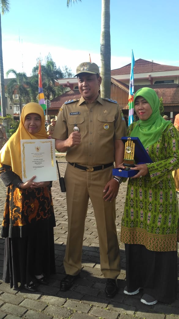 Wakil Walikota Bekasi Serahkan Piagam dan Piala Pemenang Sekolah Adiwiyata Tingkat Kota Bekasi
