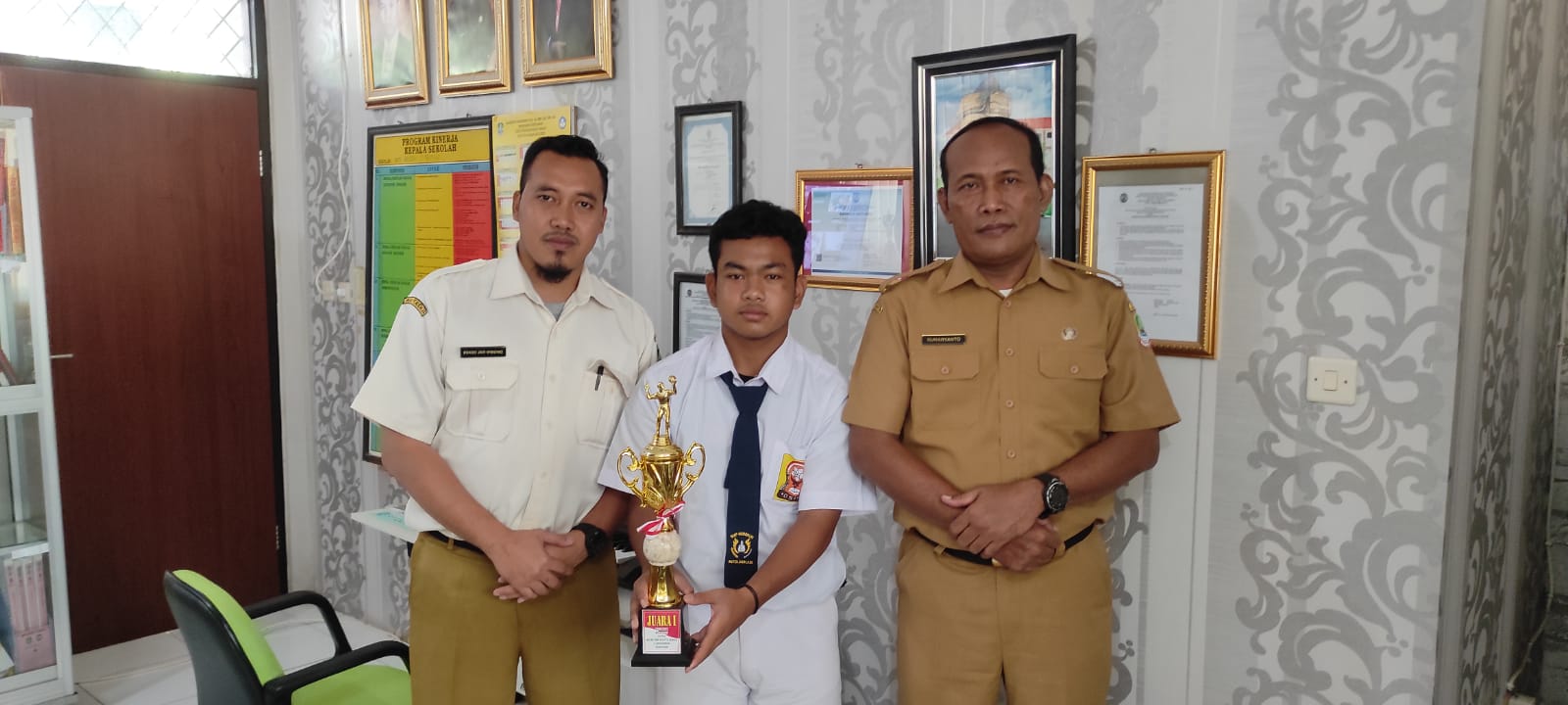 Tim Bola Voli Putra SMPN 31 Kota Bekasi Rebut Kembali Juara Pertama 