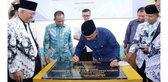 Peringatan Hari Guru Nasional, Wali Kota Bekasi Resmikan Gedung PGRI